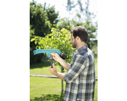 Bărbat care operează o perie de curățare telescopică pentru exterior