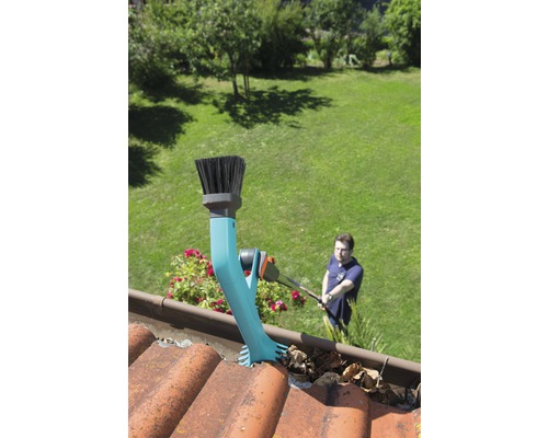 Curățător de jgheaburi în uz cu un bărbat în fundal