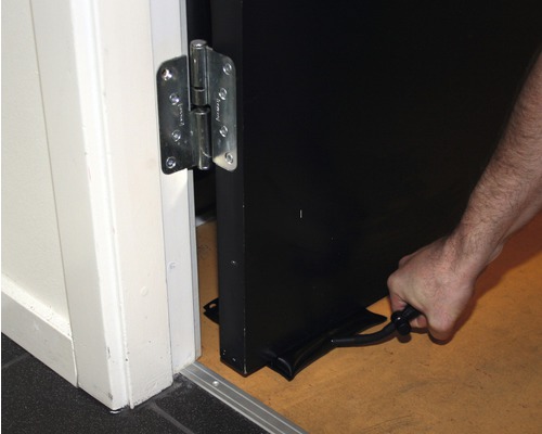 Oprirea ușii cu mâner pentru deschiderea unei uși