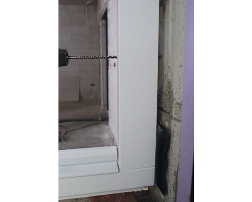 Instalare fereastră cu mașină de găurit