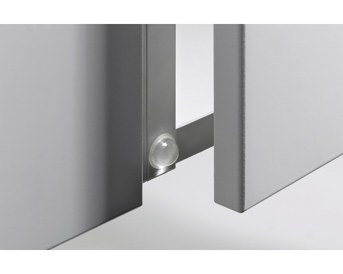 Prim-plan cu un toc de ușă cu opritor de ușă transparent