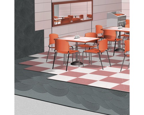 Imagine de interior a unui restaurant cu mese, scaune și pardoseală cu gresie