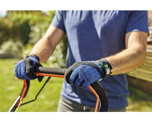 O persoană ține mânerul unei mașini de tuns iarba cu mănuși de lucru marca for_q.