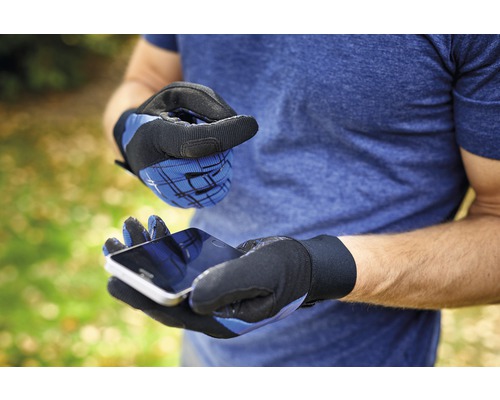 O persoană care ține un smartphone cu mănuși.