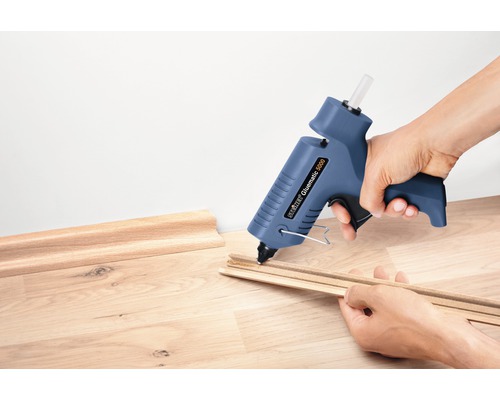 Pistol cu adeziv fierbinte care lipeste șipci de lemn