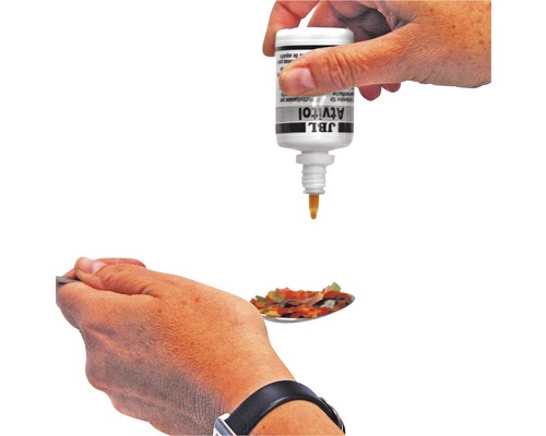 JBL Atvitol este picurat pe o lingură de hrană pentru pești.