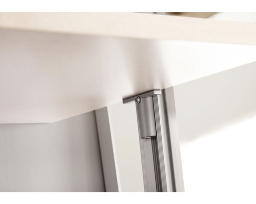 Imagine detaliată a unei mese cu picioare metalice.