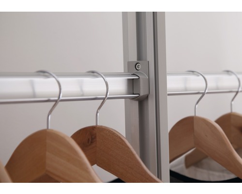 Vizualizare detaliată a unei bare metalice pentru haine cu umerașe din lemn