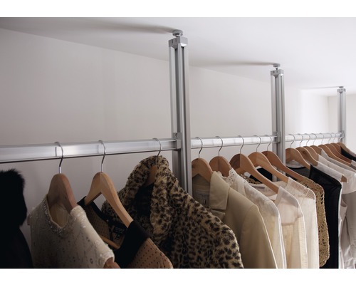 Bară de haine cu haine atârnate