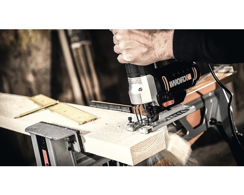 Un ferăstrău vertical marca Worx taie o piesă de prelucrat.