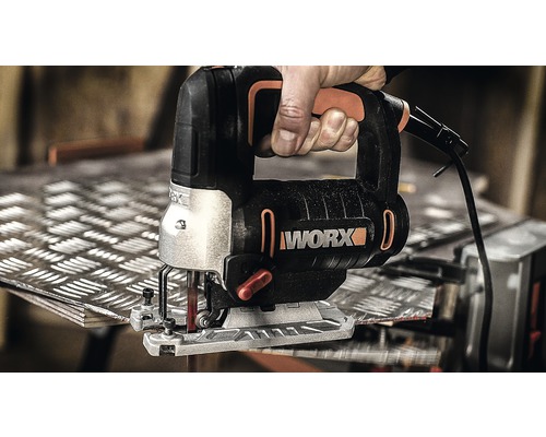 Fierăstrău vertical WORX tăind metal