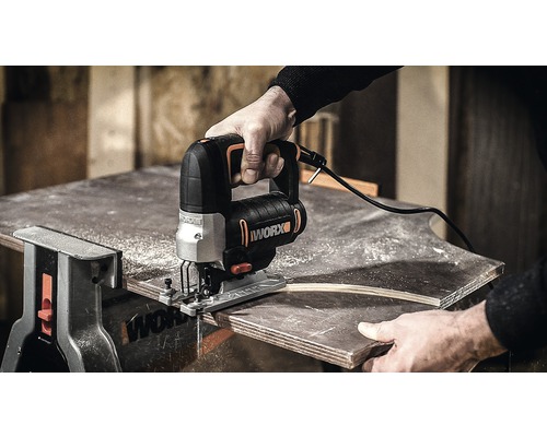 Un fierăstrău vertical marca WORX taie lemn.