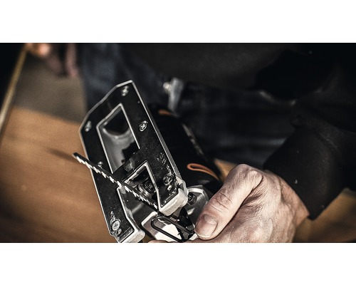 Prim-plan cu un ferăstrău vertical cu lamă de ferăstrău într-o mână