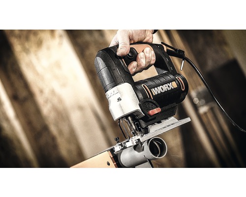 Fierăstrău vertical WORX care taie o țeavă