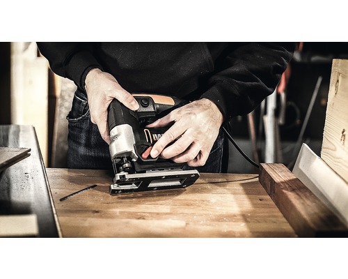 Un ferăstrău vertical folosit pe un banc de lucru.