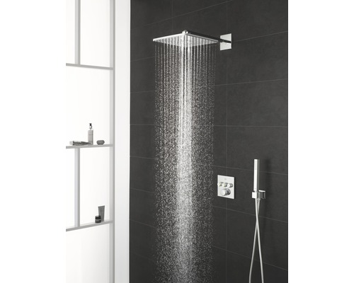 Cap de duș pătrat cu apă curgătoare într-o baie.