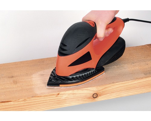 Șlefuitor delta în uz pe o scândură de lemn