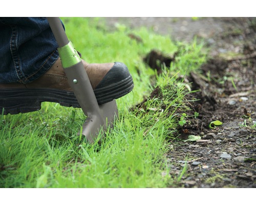 Persoană cu lopată pentru tăierea marginilor gazonului