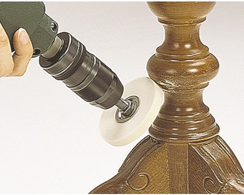 Mașină de șlefuit cu accesoriu de lustruire pe mobilier din lemn