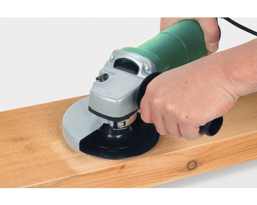 O persoană șlefuiește lemn cu un polizor unghiular.