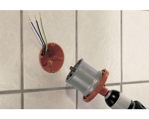 Găurire orificiu pentru o priză cu o freză diamantată