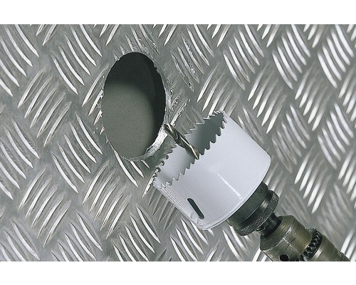 Freza carotieră găurește o placă metalică