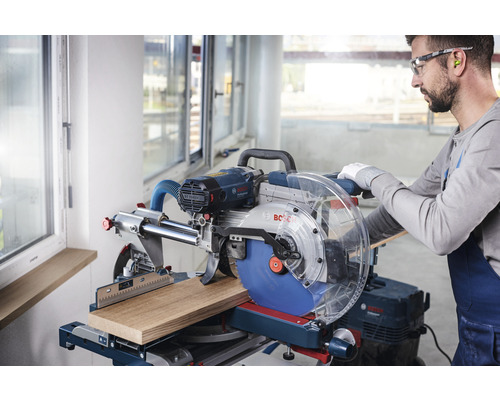 Fierăstrău de tăiat la unghi care taie lemn de către un artizan.