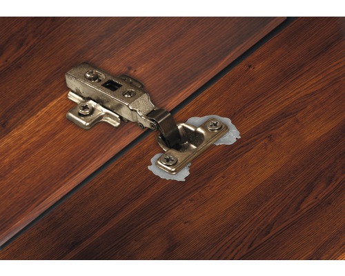 Balamală de mobilier fixată pe lemn