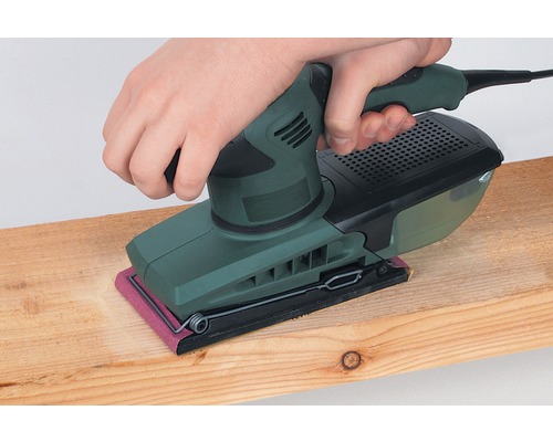 Șlefuitor manual șlefuind o scândură de lemn