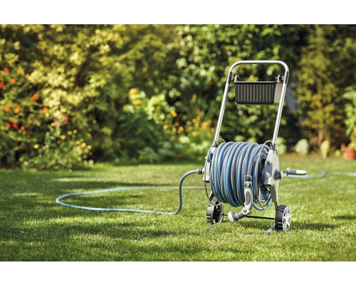 Cărucior cu furtun de grădină cu furtun în grădină