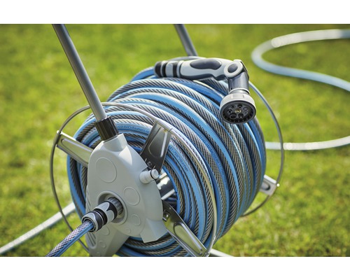 Tambur cu furtun de grădină și duză de pulverizare în grădină