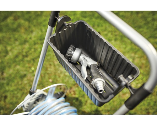 Cărucior pentru furtun de grădină cu pulverizator de grădină în compartimentul de depozitare