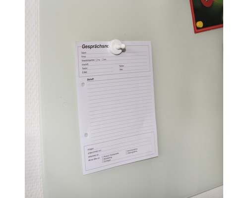 Foaie de hârtie cu magnet pe o suprafață