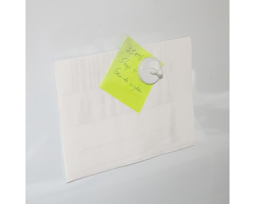 Hârtie cu notițe atașată cu un magnet