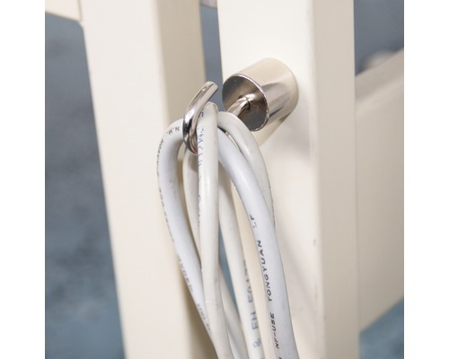 Mai multe cabluri albe atârnă de un cârlig.