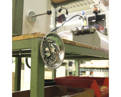 Tavă magnetică cu șuruburi și piulițe pe o masă de atelier