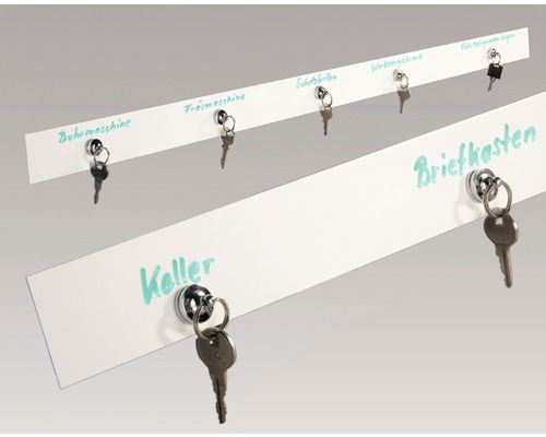 Două panouri albe pentru chei cu inscripții și chei