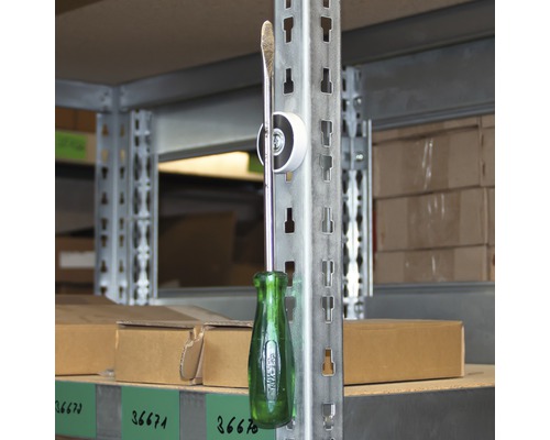 Șurubelniță cu cap plat cu suport magnetic pentru scule pe un raft metalic