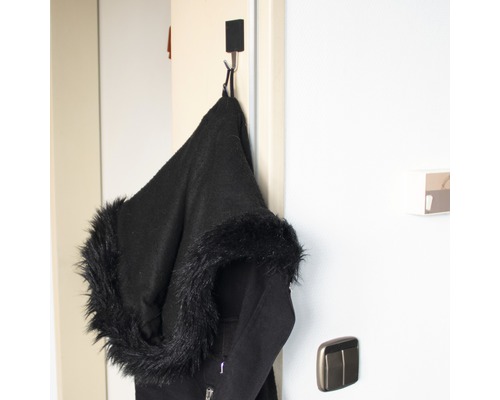 O jachetă atârnă de un cârlig de perete