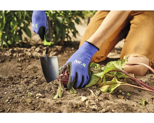 Grădinărit cu unelte de grădinărit și mănuși de grădinărit