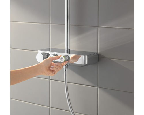 Baterie de duș montată pe suprafață cu control manual în baie.