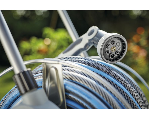 Furtun de grădină înfășurat cu cap de pulverizare