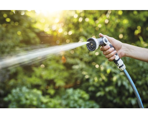 Furtun de grădină cu cap de pulverizare în uz