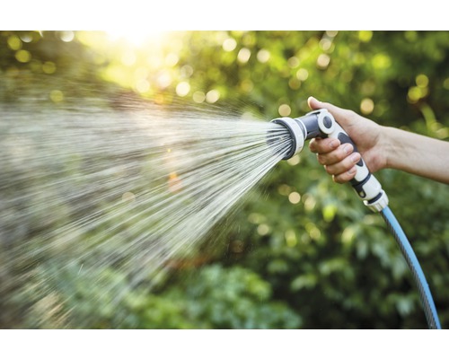 Udarea cu un pistol de pulverizare pentru grădină