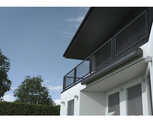 Vedere a clădirii cu balcon și cutie pentru rulouri