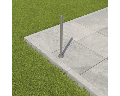 Stâlp pe o suprafață pavată lângă gazon