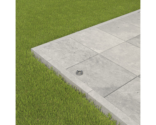 Plăci de terasă gri cu gazon și spot încorporat