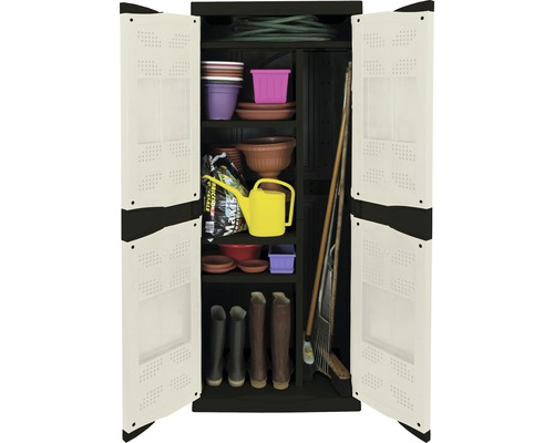 Dulap de grădină deschis, umplut cu stropitoare, unelte de grădinărit și ghivece de flori