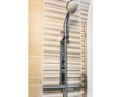 Duș de mână cu furtun de duș și bară de duș în baie