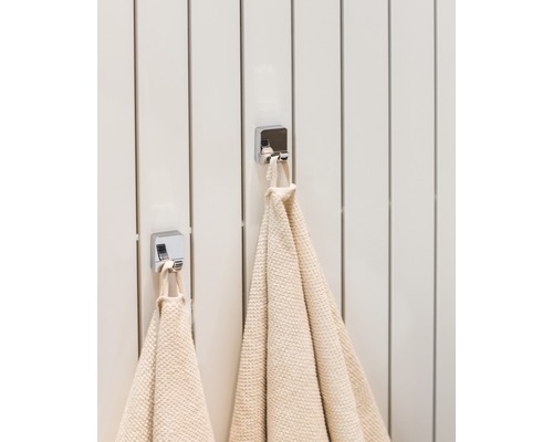 Prosoape atârnate pe cârlige de prosoape